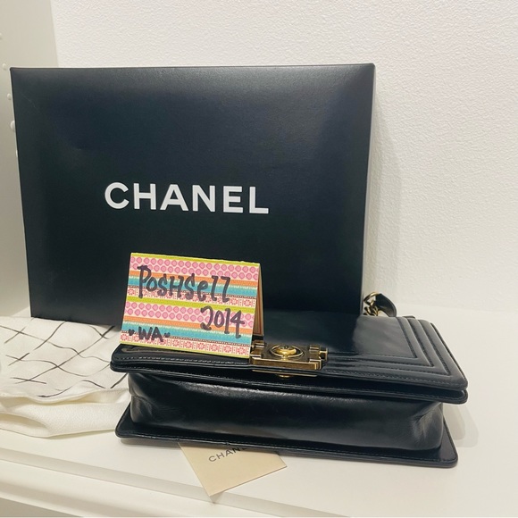 CHANEL Old Medium Boy Flap Bag - Picture 4 of 9